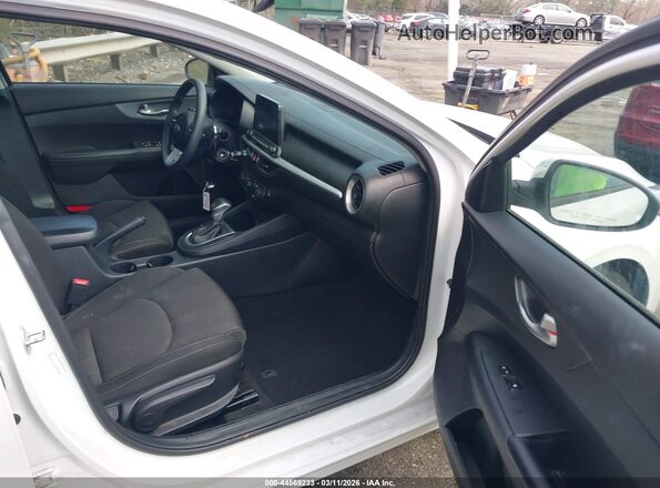 3KPF24AD9ME299904 2021 KIA FORTE Белый Вид салона спереди