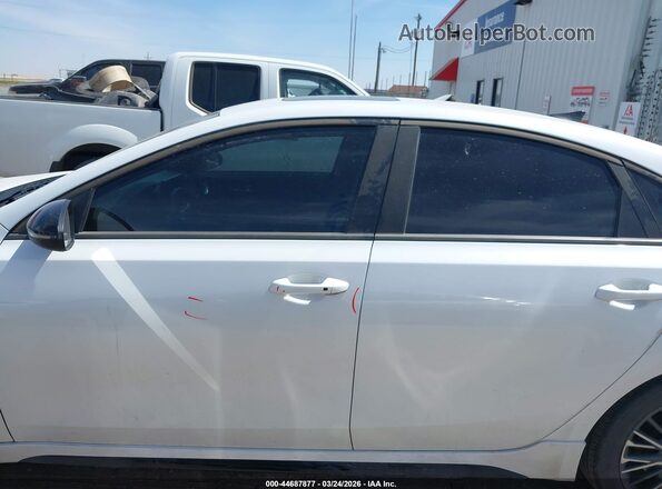 3KPF54AD2RE820086 2024 KIA FORTE White Սալոնի 360 աստիճան տեսք