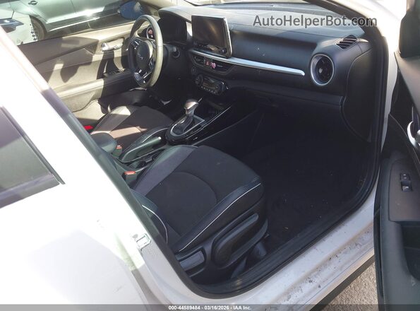 3KPF54AD6PE548168 2023 KIA FORTE White Widok wnętrza z przodu
