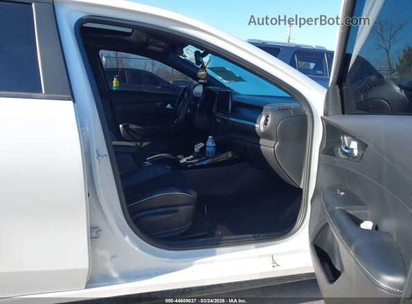 3KPF54AD8NE439403 2022 KIA FORTE Белый Вид салона спереди