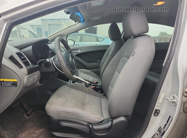 3KPFK4A70HE017648 2017 KIA FORTE Серебряный Вид салона спереди
