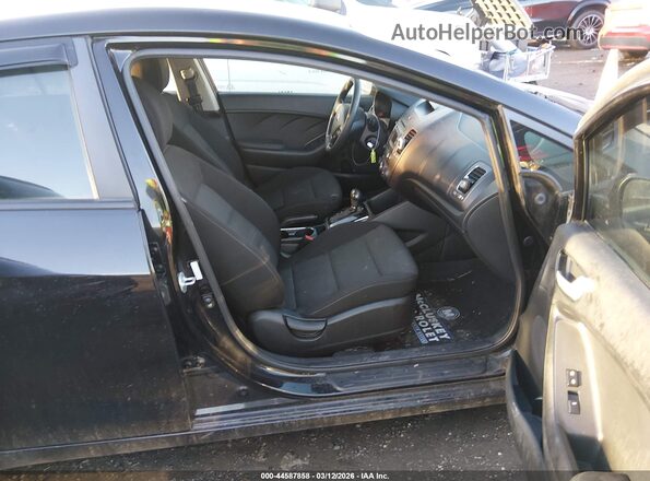 3KPFK4A77HE052607 2017 KIA FORTE Черный Вид салона спереди