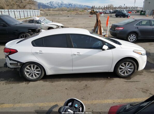 3KPFL4A70HE035192 2017 KIA FORTE Белый Вид задней части салона