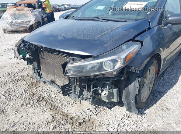 3KPFL4A72HE033458 2017 KIA FORTE Серый Вид спереди