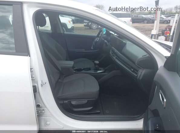 3KPFT4DE8SE116152 2025 KIA K4 Белый Вид салона спереди