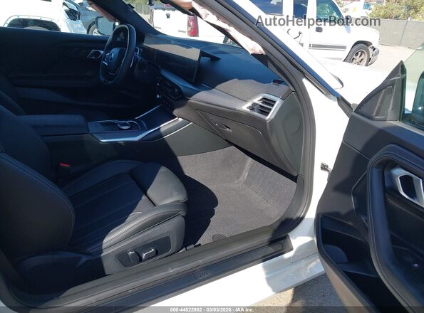 3MW23CM00S8F24122 2025 BMW OTHER Белый Вид салона спереди