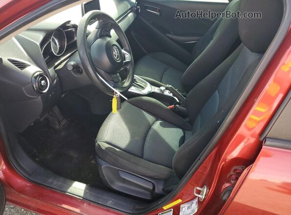 3MYDLBYV0HY172679 2017 TOYOTA YARIS Red Widok wnętrza z przodu
