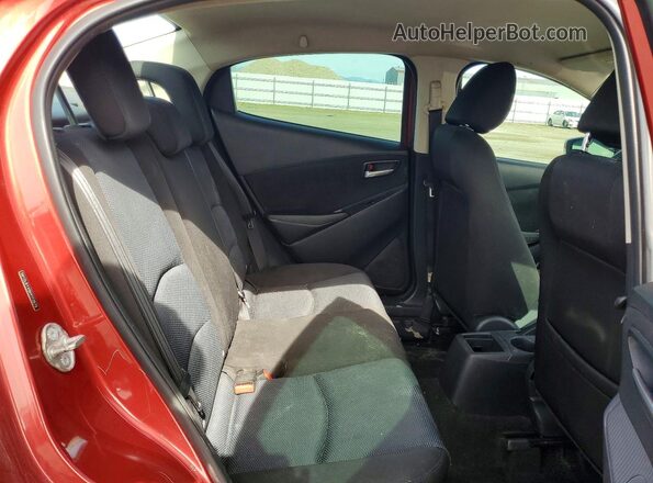 3MYDLBYV0HY172679 2017 TOYOTA YARIS Red Widok tylnych siedzeń