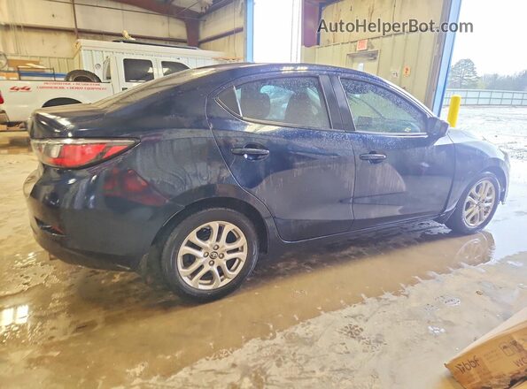 3MYDLBYV0JY319119 2018 TOYOTA YARIS Синий Задняя правая четверть