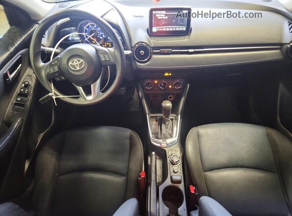 3MYDLBYV0JY319119 2018 TOYOTA YARIS Синий Вид панели приборов