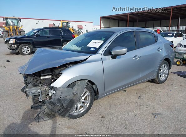 3MYDLBYV1HY153431 2017 TOYOTA YARIS IA Серебряный Передняя левая четверть