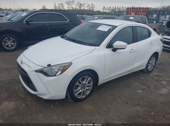 3MYDLBYV1HY195002 2017 TOYOTA YARIS IA White Przód lewy