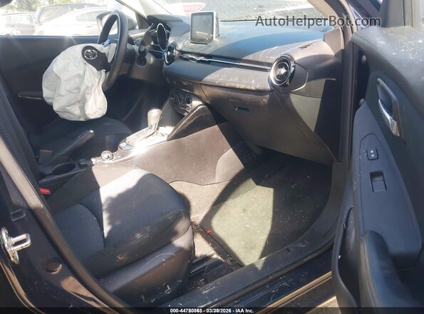 3MYDLBYV2HY148528 2017 TOYOTA YARIS IA Blue Вид салону спереду