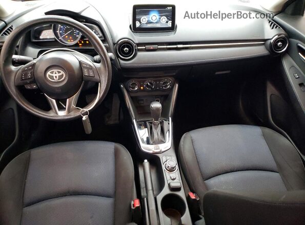 3MYDLBYV2HY175583 2017 TOYOTA YARIS White Вид панелі приладів