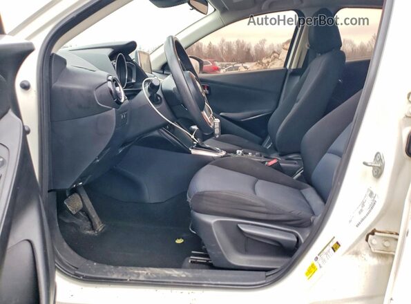 3MYDLBYV2HY175583 2017 TOYOTA YARIS White Вид салону спереду