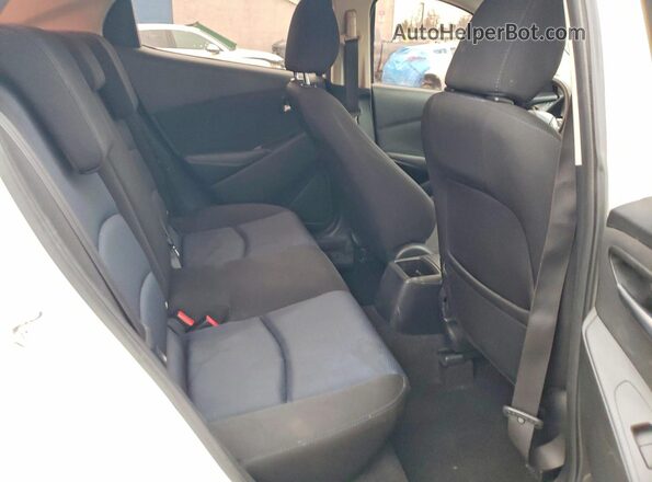 3MYDLBYV2HY175583 2017 TOYOTA YARIS White Вид задніх сидінь