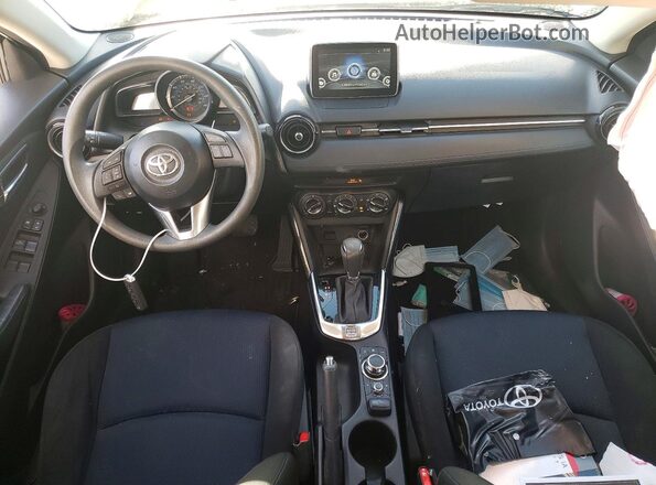 3MYDLBYV2HY181397 2017 TOYOTA YARIS White Dashboard view