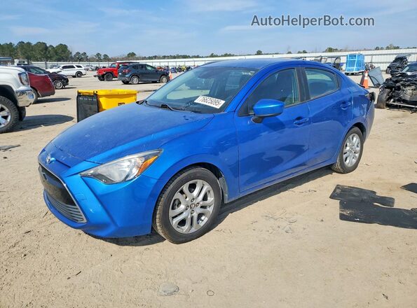 3MYDLBYV2HY184316 2017 TOYOTA YARIS Blue Vista tres cuartos delantera izquierda