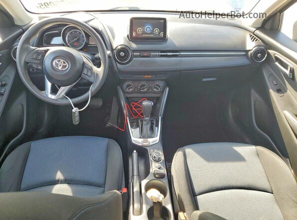 3MYDLBYV2HY184316 2017 TOYOTA YARIS Blue Vista del salpicadero