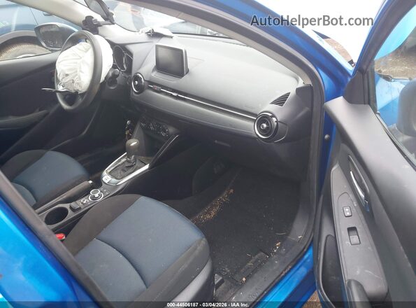 3MYDLBYV2JY325018 2018 TOYOTA YARIS IA Синий Вид салона спереди