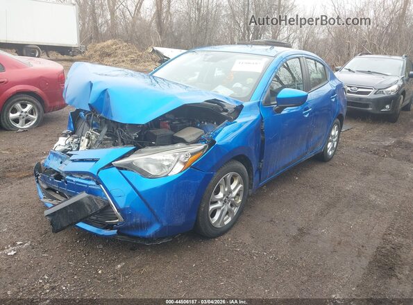 3MYDLBYV2JY325018 2018 TOYOTA YARIS IA Синий Передняя левая четверть