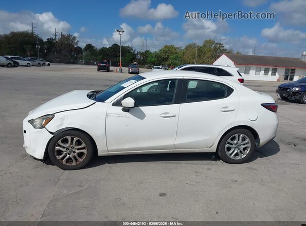 3MYDLBYV3JY305179 2018 TOYOTA YARIS IA Белый Панорамный вид салона 360°