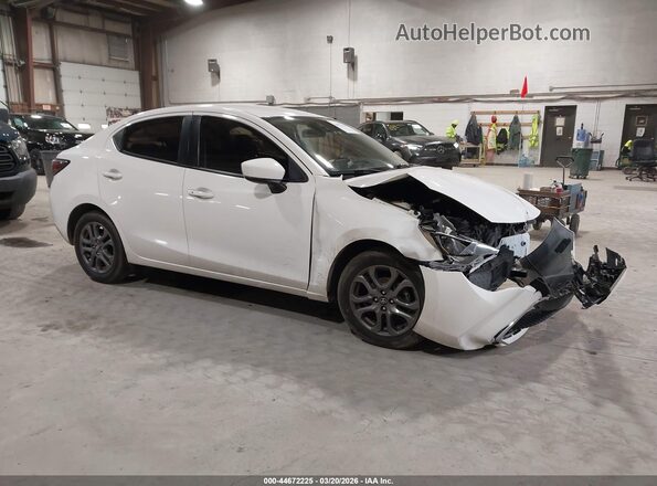 3MYDLBYV3LY708565 2020 TOYOTA LE Белый Передняя правая четверть