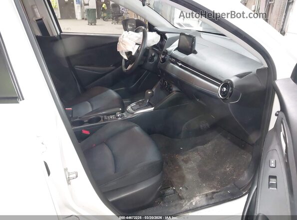 3MYDLBYV3LY708565 2020 TOYOTA LE Белый Вид салона спереди