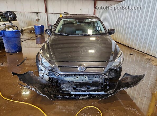 3MYDLBYV3LY708680 2020 TOYOTA YARIS Серый Вид спереди