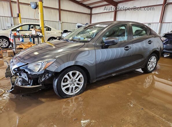 3MYDLBYV3LY708680 2020 TOYOTA YARIS Серый Передняя левая четверть