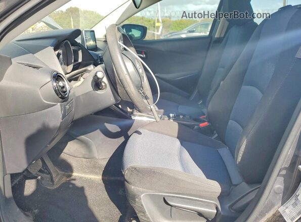 3MYDLBYV4HY155609 2017 TOYOTA YARIS Gray Вид салону спереду