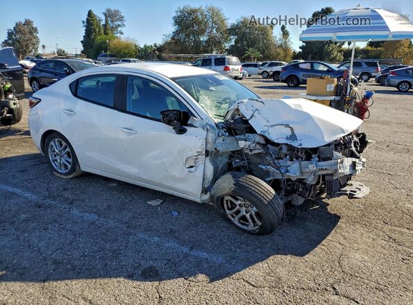 3MYDLBYV4HY178999 2017 TOYOTA YARIS White Przód prawy