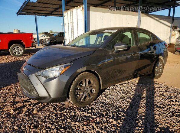 3MYDLBYV4LY704685 2020 TOYOTA YARIS Серый Передняя левая четверть