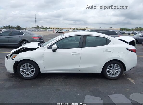 3MYDLBYV5HY150936 2017 TOYOTA YARIS IA White Vista interior de 360 grados