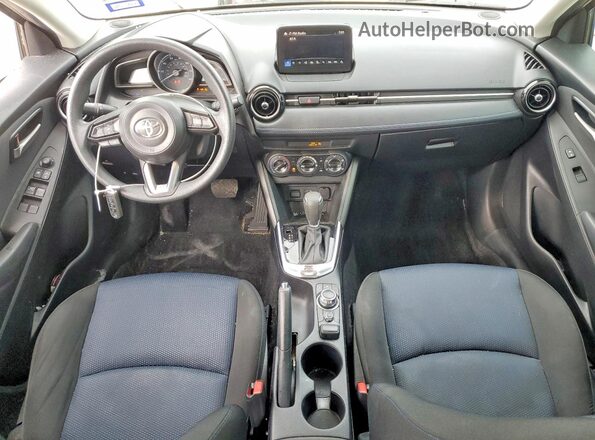 3MYDLBYV5LY715453 2020 TOYOTA YARIS Белый Вид панели приборов