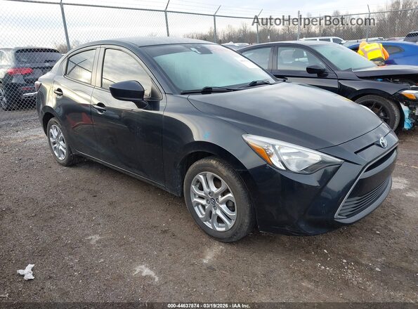 3MYDLBYV7HY159069 2017 TOYOTA YARIS IA Black Przód prawy