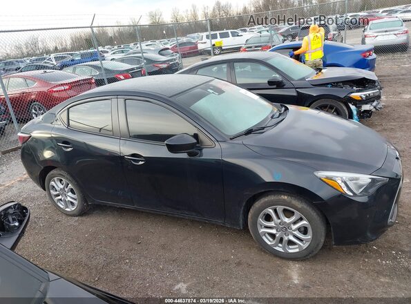 3MYDLBYV7HY159069 2017 TOYOTA YARIS IA Black Widok wnętrza z tyłu