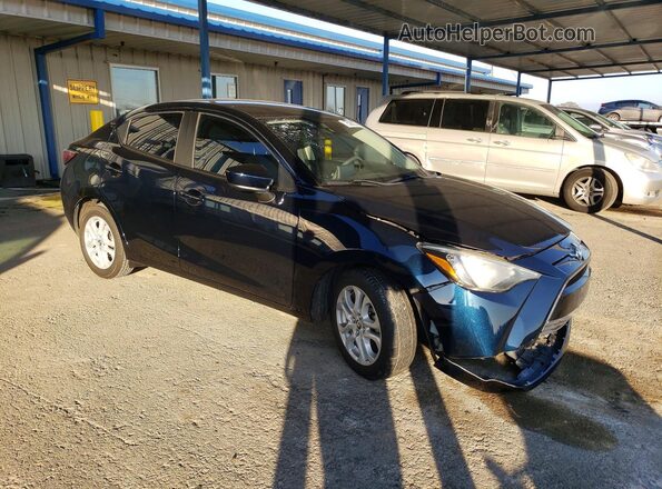 3MYDLBYV7JY322258 2018 TOYOTA YARIS Синий Передняя правая четверть