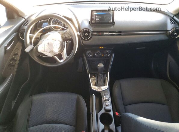 3MYDLBYV7JY322258 2018 TOYOTA YARIS Синий Вид панели приборов