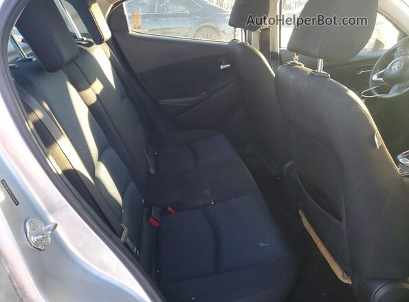 3MYDLBYV7JY332496 2018 TOYOTA YARIS Серебряный Вид задних сидений