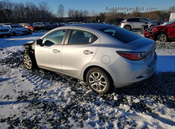 3MYDLBYV7JY332496 2018 TOYOTA YARIS Серебряный Задняя левая четверть