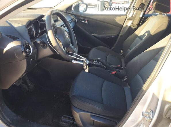 3MYDLBYV7JY332496 2018 TOYOTA YARIS Серебряный Вид салона спереди