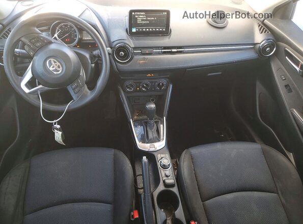 3MYDLBYV7JY332496 2018 TOYOTA YARIS Серебряный Вид панели приборов