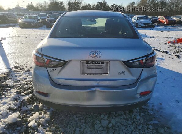3MYDLBYV7JY332496 2018 TOYOTA YARIS Серебряный Вид сзади
