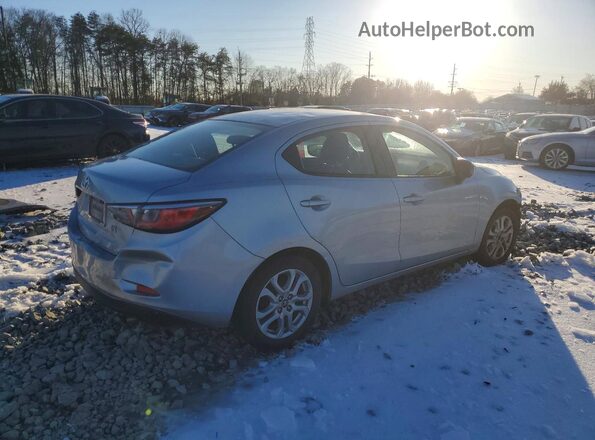 3MYDLBYV7JY332496 2018 TOYOTA YARIS Серебряный Задняя правая четверть