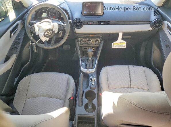 3MYDLBYV7LY708326 2020 TOYOTA YARIS Белый Вид панели приборов