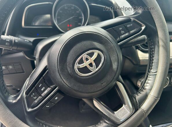 3MYDLBYV8KY509896 2019 TOYOTA LE Silver Widok komory silnika