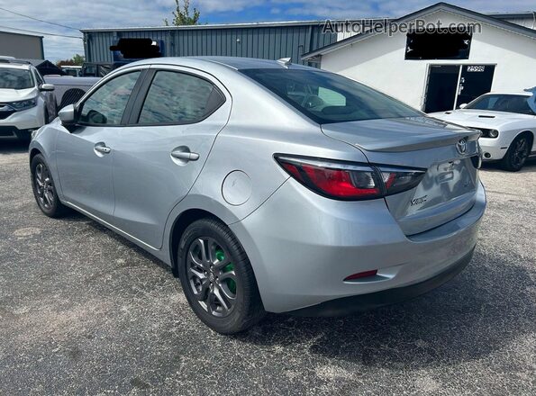3MYDLBYV8KY509896 2019 TOYOTA LE Silver Tył prawy