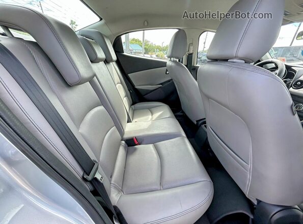 3MYDLBYV8KY509896 2019 TOYOTA LE Silver Widok z tyłu
