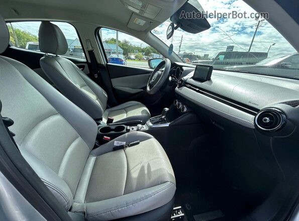 3MYDLBYV8KY509896 2019 TOYOTA LE Silver Widok z przodu